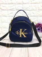 ใหม่ล่าสุด กระเป๋าเป้!!! ทรงน่ารักมากๆ จากแบรนด์ Calvin Klein รุ่นพิเศษ ช่องซิป 2 ช่องใหญ่ + สายยาวถอดได้ ปรับสะพายได้หลายรูปแบบค่า **จุดเด่นที่ ตัวกระเป๋าทำจากผ้าไนล่อนเนื้อดี สกรีนโลโก้แบรนด์ น้ำหนักเบามาก สายกระเป๋า ถอดปรับ สะพาย หลัง สะพายข้าง ลำตัว ห