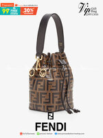 FENDI MON TRESOR Brown leather mini-bag กระเป๋าถือหรือสะพายไหล่ทรงขนมจีบสุดคลาสสิก วัสดุหนังแท้อย่างดี ลวดลายเอกลักษณ์ตามแบบฉบับแบรนด์ สวยหรู ดูแพง คุณนายสุดไปเลยค่า ถือแล้วสวยมากๆ จุของได้กำลังดี ทรงนี้ต้องมีติดตู้ไว้สักใบนะคะ!