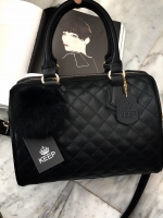 รุ่นใหม่ล่าสุด ขนาด มินิ หนังแกะสวยมากคะ สีเข้าใหม่ >> สี classy black รุ่น KEEP quited leather Pillow bag สวย น่ารัก ขนาดตอบทุกโจทย์การใช้งาน เห็นแล้ว #หลงรักเลยคะ ตัวกระเป๋าขนาดกำลังดี จุของคุ้ม หนังแกะ สวยมาก ดูแลรักษาง่าย #ตกแต่งด้วยพวงกุญแจปอมๆ