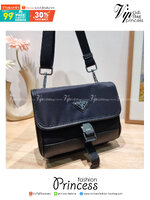 PRADA RE-NYLON AND SAFFIANO LEATHER SMARTPHONE CASE / PRADA Messenger Bag กระเป๋าสะพายสปอร์ต ดีไซน์หรู เรียบง่าย ดูแพง น้ำหนักเบา สายสะพายถอดออกได้