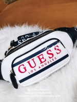 GUESS FACTORY MARISOLL GYM LOGO FANNY PACK กระเป๋าสะพาย/คาดเอว/คาดอกรุ่นใหม่ดีไซน์ยอดนิยมจาก GUESS FACTORY วัสดุหนังเเกะสังเคราะห์แบบนิ่มเปิดปิดด้วยซิป ด้านหน้ามี Pocket 1ช่องซิป ภายในมีโลโก้และช่องซิป สะพายได้หลายแบบไม่จำเจ จะสะพายไหล่ คาดอก คาดเอวก็ดูดี