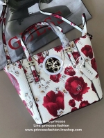 GUESS MINI CROSS BODY BAG กระเป๋าถือหรือสะพายรุ่นฮิตจาก GUESS FACTORY วัสดุ Saffiano PVC คุณภาพดี นิ่ม น้ำหนักเบา ด้านหน้าประดับด้วยโลโก้แบรนด์สุดหรู เปิดปิดกระเป๋าด้วยซิปสะดวกใช้ ด้านในโล่งกว้าง ซับในลายแบรนด์ สายสะพายยาวปรับได้ฟรีไซร์ ยาวสุด57cm. หูหิ้ว