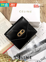 CELINE SHORT WALLET VIP GIFT WITH PURCHASE (GWP) พรีเมี่ยมกิ๊ฟ Limited จาก CELINE HAUTE PARFUME DUTYFREE COUNTER หนังเรียบสวยอยู่ทรงมีโลโก้ด้านหน้า เปิดปิดด้วยฝาพับกระดุม พกพาสะดวก ภายในมีช่องแบ่งหลายช่อง มีทั้งช่องใส่รูปและช่องใส่บัตร ช่องใส่ธนบัตร ใส่แบ