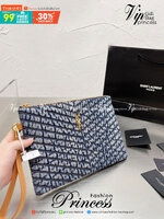 Saint Laurent Monogram quilted denim tablet pouch / YSL denim tablet pouch กระเป๋าทรงพอชดีไซน์ใหม่ ใช้งานง่าย สะดวก กะทัดรัด พกแท็บเล็ตติดตัวไปด้วยในกระเป๋าโมโนแกรมนี้ โดดเด่นด้วยเอฟเฟกต์แบบวินเทจและการเย็บตะเข็บแบบควิลท์ เป็นรุ่น unisex ใช้ไดทั้งหญิงชาย 