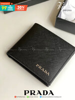พรีเมี่ยมกิ๊ฟแท้ 100% 】PRADA SAFFIANO LEATHER BI-FOLD WALLET IN BLACK กระเป๋าสตางค์ผู้ชายใบสั้น