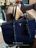 พร้อมส่งครบสีอีกครั้งค้า !! Hot item! สุดคุ้ม 👏👏 งานใบใหญ่ *ใส่ของจุใจ จากงานพรีเมี่ยมกิ้ฟ จากเคาเตอร์ต่างประเทศคะ แบรนด์ PRADA เป็น กระเป๋าผ้าไนล่อน ตามแบบฉบับของแบรนด์เลย หลงรักเลยคะ สะพายไหล่ได้ ถือก็สวยๆ ใช้แล้วสวยมากๆ ใส่ของได้เยอะเว่