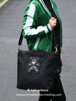 กระเป๋าสะพาย *มีสายยาวให้คะ ทรง TOTE จากแบรนด์ PRADA มาค่า ตัวกระเป๋าเป็น nylon ทั้งใบ สะพายเป็น shoulder bag หรือถือได้ค่ะ ด้านหน้าเป็นลายหมี ปักกลิ้ตเตอร์ + logo brand ใช้แล้วสวยมากๆ อะไหล่ทองหรูมาก จุของคุ้ม ใส่หนังสือ หรือ MacBook ได้ค้า สวยคุ้มที่สุด