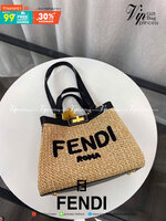 Fendi New Tote Gift bag กระเป๋าสานถือหรือสะพายข้าง ด้านหน้าปักโลโกแบรนด์ อะไหล่ทองหรูหรา น้ำหนักเบา ด้านในโล่ง จุของได้เยอะ สายสั้นสายยาวถอดสายไม่ได้ พับเก็บด้านในกระเป๋าได้ เหมาะกับวันสบายๆ ใบเดียวเที่ยวได้หมดไม่มีเอ้า จะถือหรือสะพายข้างก็เริ่ด ใบนี้เรีย