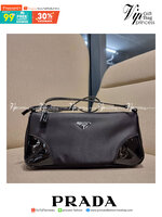 PRADA TESSUTO POCHETTE BAG กระเป๋าทรงพอช ดีไซน์ทรงยาวสุดล้ำ อัพลุคให้ดูแพงไปอีกด้วยดีเทลแต่งขอบด้วยหนังแก้ว วัสดุหลักตัวกระเป๋าเป็นไนล่อนคุณภาพดี เปิด-ปิดด้วยซิป พกพาง่ายด้วยสายสะพายในตัว ที่สามารถปรับได้อีก ภายในเป็นช่องโล่ง ใส่โทรศัพท์ได้ทุกรุ่น กระเป๋า