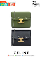 สีใหม่พร้อมส่ง! สีเขียวเหนี่ยวทรัพย์! และสีดำสุดคลาสสิค CELINE SHORT WALLET VIP GIFT WITH PURCHASE (GWP) หนังเรียบสวยอยู่ทรงมีโลโก้ด้านหน้าเปิดปิดด้วยฝาพับกระดุม ภายในมีช่องแบ่งหลายช่อง มีช่องใส่บัตรหลายช่อง ช่องใส่เหรียญ ช่องใส่ธนบัตร ใส่แบงก์พันได้เหมือ