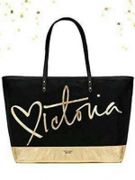 VICTORIA’s SECRET Black and Gold Carryall Zippered Tote Bag กระเป๋าถือหรือคล้องบ่า สไตล์sport วัสดุผ้าแคนวาส ด้านหน้าสกรีนโลโก้เป็นสีทองบนพื้นสีดำดูโดดเด่น เปิดปิดด้วยซิปเดียวด้านบน ภายในกว้าง ใส่เสื้อผ้าสัมภาระสำหรับออกทริปหรือเล่นกีฬา/โยคะ ใบนี้จัดได้เล