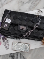 รุ่นยอดนิยม Best Seller 👍 KEEP classic chain shoulder bag👜 กระเป๋าทรงสวย ผลิตจากหนังแกะ ผิวสัมผัสคล้ายหนังจริง นิ่มมากๆ คะ ตัวกระเป๋าขนาดกำลังดี ใส่ กระเป๋าตังค์ยาว มือถือได้คะ สายโซ่อะไหล่ เทาดำ ดูคลาสสิคมาก ปรับได้ทั้งแบบสะพายสั้น และยาว