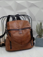 Keep speedy backpack กระเป๋าเป้หนัง ทรงน่ารัก จากแบรนด์ KEEP วัสดุหนังวัวสังเคราะห์เนื้อนิ่ม ลายหนังชัดสวย ด้านหน้ามี 2 zip สะดวกใช้งาน และช่องซิปด้านบนค่ะ มีสายสั้นสะพายไหล่ให้อีก 1 สาย ด้านข้างมีช่องใส่ของซ้ายขวา ด้านหลังมีช่องแยกเก็บของ เพิ่มอีก 1 ช่อง