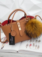 โฉมใหม่ ไฉไลกว่าเดิม 🌈everyday keep handbag 👑สวย หรู เวอร์วัง อีกแล้วค่า 👍 กระเป๋า ถือ//สะพายข้าง หนังสวยๆ มาพร้อมพวงกุญแจ ปอมปอม ฟรุ้งฟริ้ง ขนเฟอร์แท้ ยิ่งใช้ยิ่งฟูสวย น่ารักมาก เข้ากับกระเป๋าคะอย่างดี กระเป๋า เนื้อนิ่มหนา อยู่ทรง