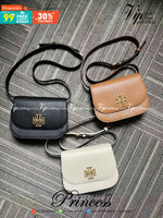 TORY BURCH BRLTTEN SMALL SADDLE BAG / Tory Burch Britten Flap Shoulder Bag กระเป๋าสะพายข้าง วัสดุหนังแกะแท้ ด้านหน้าประดับโลโก้แบรนด์ เปิด-ปิดกระเป๋าแบบกระดุมแป็กแม่เหล็กแน่นหนา ภายในมีช่องหลัก ใส่กระเป๋าเงินใบกลาง มือถือได้ทุกรุ่น มีช่องแยกใส่ของจุกจิกอี