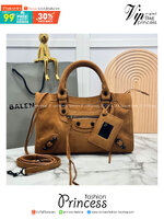 ORI หนังแท้ | Balenciaga Le City suede bag 30cm กระเป๋าถือ/สะพายข้างดีไซน์โดดเด่นสวยเท่ล้ำสมัย ใหม่ล่าสุดงานหนังกลับที่สุดแห่งความไอคอนิกไม่เหมือนใคร มีกิมมิคและลูกเล่นแพรวพราว
