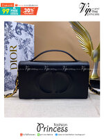 CD SIGNATURE MINI BAG Black Calfskin with Embossed / DIOR Clutch Bag พร้อมส่ง กระเป๋าสะพายทรงคลัท New for Winter 2023 คอลผู้ดี สวยหรู โดดเด่น ราคาสุดคุ้มพร้อมอุปกรณ์ครบ ไม่อยากให้พลาดน้า