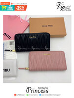 MIU MIU LONG ZIPPER WALLET / MIU MIU WALLET กระเป๋าสตางค์ใบยาว น่ารักพาใจฟู ดีไซน์น่ารักน่าใช้มาก เรียบง่ายแต่มีความโดดเด่นเปิด-ปิดด้วยซิป ภายในมีช่องใส่บัตร และใส่ธนบัตรได้ พร้อมช่องซิปแยกใส่เหรียญได้อีก พกพาง่าย