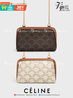VIP 】หนังแท้ CELINE CLUTCH WITH CHAIN IN TRIOMPHE CANVAS AND LAMBSKIN WHITE/TAN กระเป๋าคลัทช์ดีไซน์เรียบหรูออกแบบมาได้อย่างลงตัว พร้อมสายสะพายโซ่ทองสุดหรู ด้วยรูปทรงที่สวยงามและทันสมัย สามารถใส่กระเป๋าสตางค์ใบสั้นหรือเครื่องสำอางค์ได้ตามขนาดกระเป๋า ในเรื่