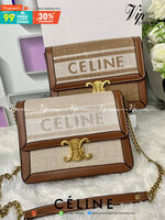 CELINE TRIOMPHE BAG VIP GIFT WITH PURCHASE (GWP) พรีเมี่ยมกิ๊ฟ Limited Edition จาก CELINE PERFUME DUTYFREE COUNTER วัสดุ Textile Canvas & CalfSkin ดีไซน์ทรงสี่เหลี่ยมผืนผ้า อะไหล่ทอง ด้านหน้าปักโลโก้แบรนด์เด่นชัด ด้านหลังมีช่องสำหรับใส่ของอีก 1 ช่อง สายสะ