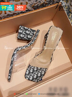 Christian Dior งานสวม คาดพบาสติกใสอย่างดี เนื้อนุ่ม วัสดุผ้าลายแบรนด์ เก๋ๆ กับส้น 3 เหลียม สวมเก๋ ใส่สบาย ไม่เมื่อย แมทส์ชุดง่าย น้ำหนักเบา