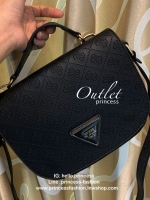 GUESS LOGO EMBOSSED CROSSBODY BAG กระเป๋าสะพายไหล่หรือสะพายข้าง สายสะพายปรับความยาวได้ เปิดปิดด้วยกระดุมแม่เหล็ก ตัวกระเป๋าปั้มลายG เป็นsignatureรอบใบ ดูมีดีเทล ภายในบุผ้าลายG มีช่องซิปและช่องเล็กเป็นสัดส่วน ใส่กระเป๋าสตางค์ยาวหรือของจุกจิก อื่นๆได้ สวยทั
