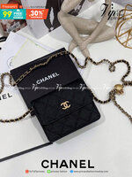 VIP 】CHANEL BLACK CAVIAR WALLET MINI BAG VIP GIFT WITH PURCHAS-GWP รุ่นยอดนิยมไอเท็มฮิตวัสดุหนังคาเวียร์สวยคลาสสิคเปิดปิดด้วยฝาปิดกระดุมด้านหน้ามีโลโก้แบรนด์อะไหล่ทองสวยหรูดูดีมาพร้อมสายโซ่ทองร้อยหนังจะสะพายไหล่ หรือ Crossbody ก็ดูดี ภายในมีโลโก้และช่องแบ