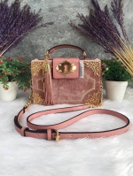 ALDO HARORTLAND BAG กระเป๋าทรง Box วัสดุผ้ากำมะหยี่แจ่งลาบฉลุสีทองสวยมากกกกกสุดๆ เปิดปิดด้วยกระดุมแม่เหล็ก เป็นลักษณะกล่อง เก๋ๆค่ะ ด้านในเป็นช่องโล่ง ใส่มือถือ กปต. เครื่องสำอางค์ จุได้เยอะค่ะ มาพร้อมสายยาว ปรับได้ 5 ระดับ และ พวงกุญแจพู่ ถอดได้ค่ะ แนะนำค