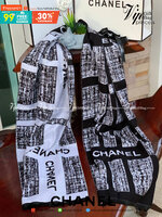 Chanel Shawl Wrap Scarf (With Box) พลาดไม่ได้กับของขวัญสำหรับเทศกาลดีๆที่กำลังจะมาถึง ส่งมอบความรู้สึกดีๆให้กับคนที่คุณรัก ด้วยผ้าพันคอ หรือ ผ้าคลุมจากแบรนด์ดัง ด้วยเนื้อผ้าแบบcashmereที่ถักทอแบบเนื้อละเอียด จึงทำให้นุ่มน่าสัมผัส ให้ความอบอุ่นได้ดี ไม่ว่า