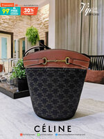 พรีเมี่ยมกิ๊ฟแท้ 100% 】CELINE BUCKET CROSSBODY BAG VIP GIFT WITH PURCHASE (GWP) กระเป๋าพรีเมี่ยมกิ๊ฟ Limited Edition จาก CELINE PERFUME DUTY FREE COUNTER วัสดุ TRIOMPHE CANVAS & LEATHER ทรงถังหนังสวยหรูอยู่ทรงเปิดปิดด้วยซิปแบรนด์