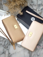 NEW ' KEEP Alice ' 2017 collection •• Long wallet 🐔🐔 ใหม่ล่าสุด สำหรับกระเป๋าสตางค์ทรงยาว หนัง saffiano leather เป็น Collection สีทอง รับทรัพย์ ต้อนรับ ปีไก่ทอง กันเลยค่า 💸💵💴💶💷💰