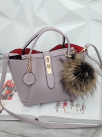 โฉมใหม่ ไฉไลกว่าเดิม 🌈everyday keep handbag 👑สวย หรู เวอร์วัง อีกแล้วค่า 👍 กระเป๋า ถือ//สะพายข้าง หนังสวยๆ มาพร้อมพวงกุญแจ ปอมปอม ฟรุ้งฟริ้ง ขนเฟอร์แท้ ยิ่งใช้ยิ่งฟูสวย น่ารักมาก เข้ากับกระเป๋าคะอย่างดี กระเป๋า เนื้อนิ่มหนา อยู่ทรง