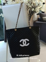 🌟 Best Item ส่งท้ายปี 2018!! กับ CHANEL LARGE VIP TOTE BAG สินค้าสมนาคุณจากงาน VIP GIFT แบรนด์ดังสุดหรูอย่าง CHANEL โดดเด่นด้วยตัวกระเป๋าขนาดใหญ่ จุของได้เยอะ วัสดุหนัง PU นิ่ม ด้านหน้าปักด้วยโลโก้ CC หนังแก้ว เปิดปิดด้วยกระดุมแม่เหล็ก ด้านในผ้าบุ