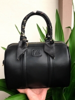 รุ่นขายดี สีใหม่ สวยหรู เวอร์วังมากคะ มาพร้อม ผ้าพันกระเป๋าเข้า set 😘🙏🏻 👜ดีเทลกระเป๋า 🌵สินค้าขายดี ขนาด มินิ สวยมากคะ >> รุ่น KEEP leather Pillow bag สวย น่ารัก ขนาดตอบทุกโจทย์การใช้งาน เห็นแล้ว **หลงรักเลยคะ 