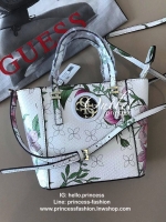 GUESS MINI CROSS BODY BAG กระเป๋าถือหรือสะพายรุ่นฮิตจาก GUESS FACTORY วัสดุ Saffiano PVC คุณภาพดี นิ่ม น้ำหนักเบา ด้านหน้าประดับด้วยโลโก้แบรนด์สุดหรู เปิดปิดกระเป๋าด้วยซิปสะดวกใช้ ด้านในโล่งกว้าง ซับในลายแบรนด์ สายสะพายยาวปรับได้ฟรีไซร์ ยาวสุด57cm. หูหิ้ว