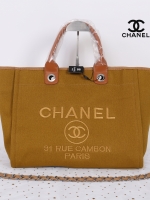 Chanel Tote canvas premium gift จากแบรนด์ Chanel กระเป๋าสะพาย Chanel Tote canvas โลโก้ปัก กระเป๋า ทรง Tote ผ้า canvas เนื้อหนาอย่างดี มีซับใน ด้านหน้าปักโลโก้แบรนด์หรู **จุดเด่นที่ หูจับมี 2 แบบคือ แบบสายหนัง และ โซ่ สามารถ สะพายไหล่ได้คะ ใบใหญุจุของคุ้ม 