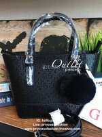GUESS Factory Women's Mini Tote Bag กระเป๋าถือหรือสะพายทรง mini tote pu. ลายแบรนด์รอบใบ เปิดปิดด้วยซิป ภายในโล่งใส่ wallet ยาว, mini iPad และของใช้ส่วนตัวได้ หูหิ้ว และสายสะพาย ปรับระดับได้ และพิเศษ!! มาพร้อมกับพวงกุญแจปอมปอมค่ะ