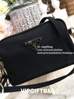 PRADA CROSSBODY BAG WITH ZIP GIFT WITH PURCHASE (GWP) กระเป๋าสะพายพรีเมี่ยมกิ้ฟ Limited Edition จากเคาน์เตอร์แบรนด์ดีไซน์เรียบหรูดูดี วัสดุ Nylon & Polyester 100% เนื้อหนาคุณภาพดีตามแบบฉบับของแบรนด์ ด้านหน้าประดับโลโก้มีช่องแบ่ง3ช่องเป็นสัดส่วนเปิดปิดด้วย