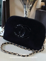 New Arrival!! อีกหนึ่งทรงขายดี กับรุ่นนี้คะ Chanel Precision wolf crossbody bag with chain กระเป๋าทรงโดมผ้าวูฟขนนุ่มเต็มใบ ด้านหน้าปักโลโก้CC หนังแก้วสวยหรู ด้านในเปิดปิดด้วยซิปบุผ้าสีแดงปั้มแบรนด์สวยหรู สายโซ่อะไหล่รมควัน ถอดถือเป็นคลัชต์ออกงานได้! 2IN1 