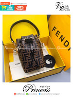 Ori Fendi MonTresor mini Bucket Bag 12cm กระเป๋าถือหรือสะพายข้าง วัสดุหนังแท้ทรงขนมจีบ ลายแบรนด์ อะไหล่ทองหรูหรา จุของได้เยอะ ตั้งอยู่ทรง ด้านในโล่ง มี2สาย สายสั้น+ยาว ถอดสายได้ Crossbody ได้ สายยาวปรับระดับได้ คุ้มสุดๆ ใบนี้ไม่ควรพลาดค่ะ ดาราเซเลปใช้กันเ