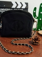 ุ่นใหม่ล่าสุด !! Chanel Cosmetic Bag With Chain VIP Gift With Purchase กระเป๋าสะพายทรงสวย วัสดุ Nylon เต็มใบ สีดำดีไซน์ทรงกลมด้านหน้าประดับโลโก้แบรนด์วิ้งๆสวยหรูดูดี เปิดปิดด้วยซิป หัวซิปแบรนด์อะไหล่ทอง ด้านในมีช่องใหญ่สองช่อง จุของได้เยอะมากเว่อคะ จะสะพา