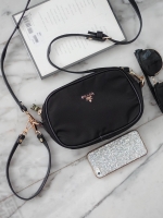 งานพรีเมี่ยมกิ้ฟ จากเคาเตอร์ต่างประเทศคะ ได้ กระเป๋าclutch & shoulder bag จากแบรนด์ Prada มาค่า เป็นกระเป๋าผ้า ไนล่อน น้ำหนักเบา สวยหรู ตามแบบฉบับของแบรนด์เลย ตัวกระเป๋าขนาดกำลังดี ใส่มือถือได้ทุกรุ่น สามารถเก็บสายถือเป็นคลัชออกงานได้คะ หรือ สะพายข้างได้ 