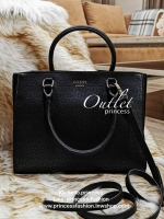 GUESS SINGNATURE SHOPPER BAG กระเป๋าถือหรือสะพายรุ่นล่าสุดจาก GUESS FACTORY หนังสวยอยู่ทรงปั้มลาย Singnature Brand รอบใบ ด้านหน้าประดับโลโก้แบรนด์ หูหิ้วเเข็งเเรงพับลงได้ เปิดปิดด้วยซิปสะดวกใช้ ขนาดกำลังดี ภายในมีช่องซิปและช่องใส่ของ กว้างและจุ น้ำหนักเบา