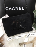 Chanel Precision Velour Crossbody Bag กระเป๋าสีดำแบรนด์ Chanelทำจากขนเฟอร์สีดำ น้ำหนักเบา ปากกระเป๋ามีซิปรูดปิด สายโซ่ ถอดออกได้ค่ะ จะสะพายไหล่ สะพายข้างหรือถือเป็น cluth ก็สวยหรูดูแพง มากับราคาสุดคุ้ม