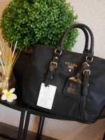 สาวๆที่มองหา กระเป๋าสะพายสวยเก๋ *ที่ใช้ได้สองทรง ทางร้าน ขอแนะนำค้า งานพรีเมี่ยมกิ้ฟ จากเคาเตอร์ต่างประเทศค่ะ รุ่น Limited edition ค่า กระเป๋าสะพาย จากแบรนด์ PRADA เป็น กระเป๋าผ้าไนล่อน สลับหนัง สะพายไหล่ได้ สามารถปรับระดับที่สายสะพายไหล่ได้ และสามารถปรับ