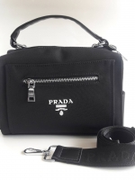 มาใหม่ค้า! จากงานพรีเมี่ยมกิ้ฟแบรนด์ดังอย่าง Prada วัสดุเป็นผ้า Polyester อย่างดี จุของได้เยอะมาก สามารถใส่Ipad tablet กระเป๋าสตางค์ยาวได้เหมาะสำหรับสาวๆที่ของเยอะเลยคะ ด้านหน้ามีโลโก้อะไหล่เงินทั้งใบ มีซิปด้านหน้าและด้านหลัง ด้านในมีช่องซิป และช่องใส่ของ