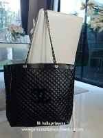 Best Item ส่งท้ายปี 2018!! กับ CHANEL LARGE VIP TOTE BAG สินค้าสมนาคุณจากงาน VIP GIFT แบรนด์ดังสุดหรูอย่าง CHANEL โดดเด่นด้วยตัวกระเป๋าขนาดใหญ่ จุของได้เยอะ วัสดุหนัง PU นิ่ม ด้านหน้าปักด้วยโลโก้ CC หนังแก้ว เปิดปิดด้วยกระดุมแม่เหล็ก ด้านในผ้าบุปั้มแบรนด์