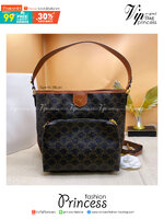 Medium : Celine Triomphe Tote Handbag / Celine Tote Bag / Celine Delightful Monogram Tote พร้อมส่ง กระเป๋าถือใบใหญ่ พร้อมสายสะพายถอดได้ เป็นอีกหนึ่งใบที่คุ้มค่าคุ้มราคามากสำหรับสาวๆที่ชอบพกพาสิ่งของเยอะ