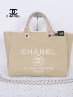 Chanel Tote canvas premium gift จากแบรนด์ Chanel กระเป๋าสะพาย Chanel Tote canvas โลโก้ปัก กระเป๋า ทรง Tote ผ้า canvas เนื้อหนาอย่างดี มีซับใน ด้านหน้าปักโลโก้แบรนด์หรู **จุดเด่นที่ หูจับมี 2 แบบคือ แบบสายหนัง และ โซ่ สามารถ สะพายไหล่ได้คะ ใบใหญุจุของคุ้ม 