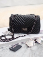 นยอดฮิต มี Size 8” เข้าใหม่ค่า (อะไหล่เทารมควัน) แต่งกับลุค casual กางเกงยีนส์ รองเท้าผ้าใบ แมทช์มากค่า • KEEP shoulder chevron chain handbag สวย มากๆ เลยน๊า กระเป๋าอยู่ทรง หนังแกะนิ่มมากคะ สายโซ่สะพายสบายคะ สายปรับ สั้น ยาวได้คะ มีช่องใส่ของจุกจิกหลายช่อ